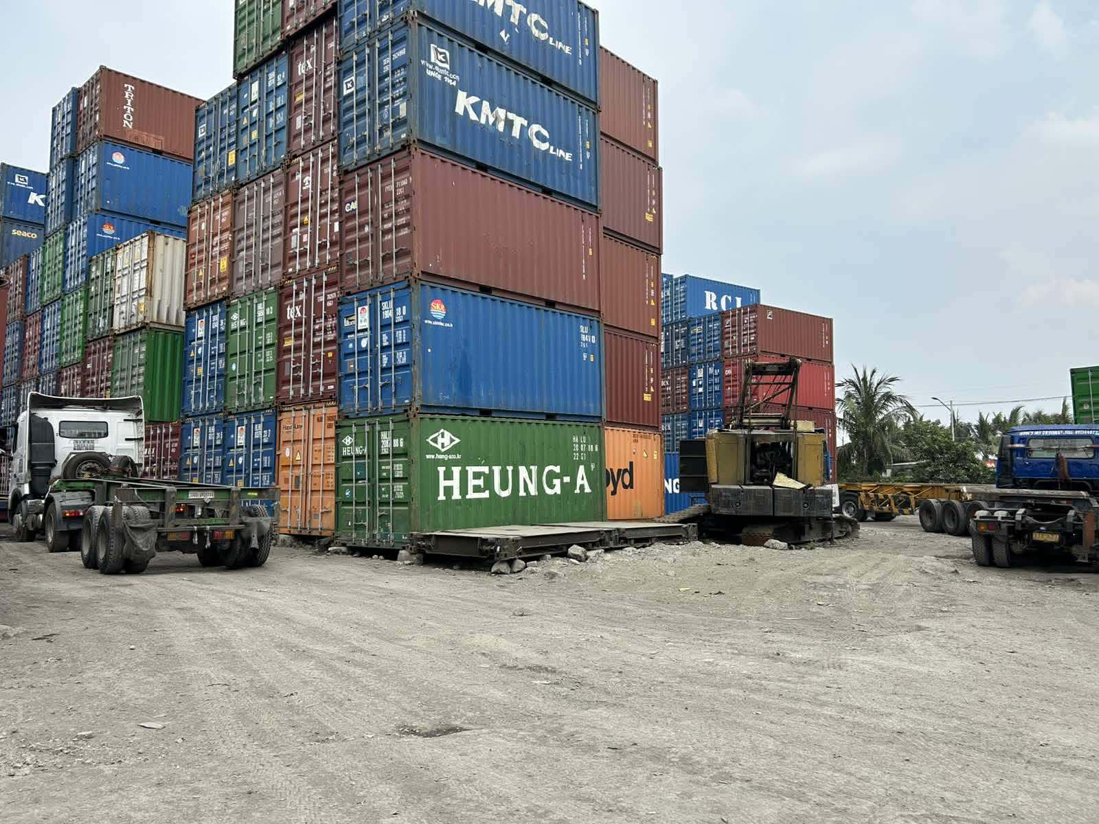 Open yard with machines and stacked containers