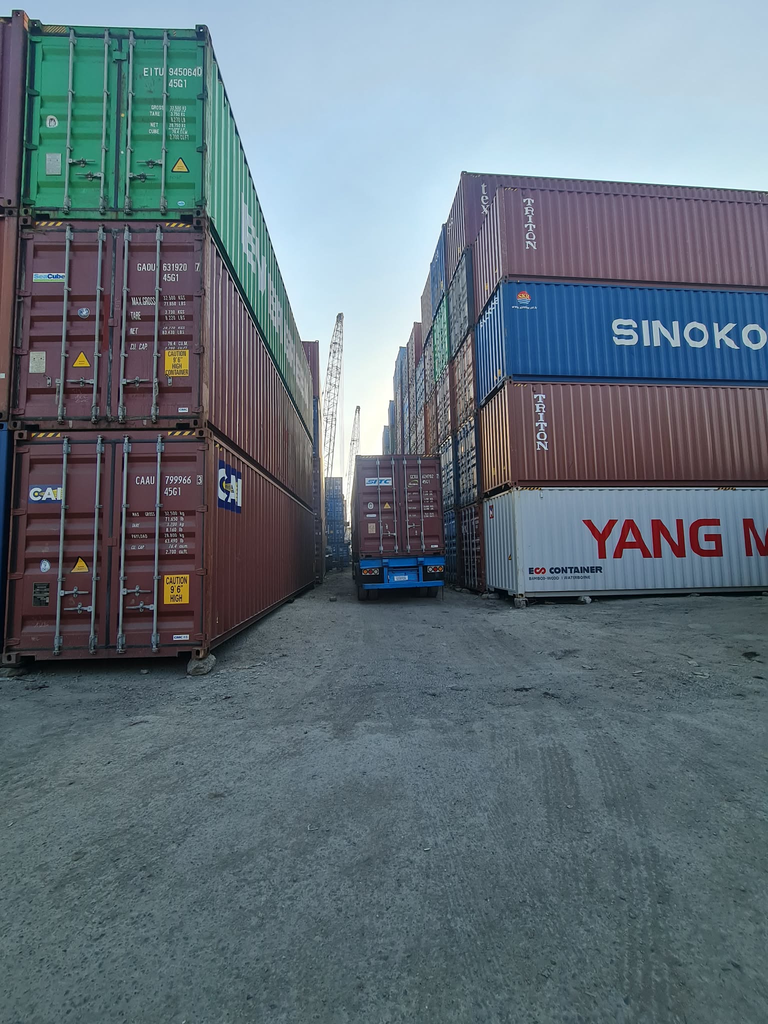 Container lane with stacked units